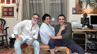 بمشاركة مطربة عربية كبيرة وفكرتها مجنونة، تفاصيل أغنية محمد منير الجديدة 