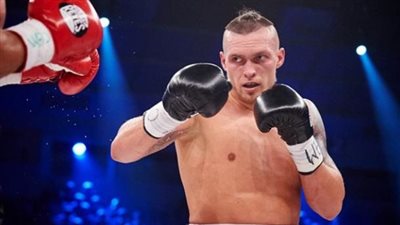 بطل العالم في الملاكمة يتجه إلى كرة القدم بالدوري الأوكراني