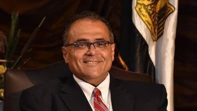 اللجنة العليا لجائزة أوروك الدولية تمنح وسام الشرف لنائب رئيس جامعة عين شمس