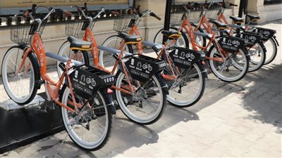 الدراجات الهوائية وسيلة مواصلات المواطنين في الأقصر بسبب الطقس الحار 