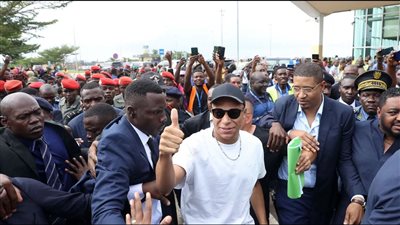 نجوم العالم من أصول أفريقية في زيارة للقارة السمراء.. ساكا يقضي إجازته بنيجيريا ومبابي بالكاميرون وكانتي وبوجبا وسط أهلهم في مالي وغينيا