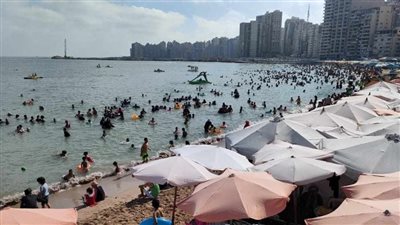 شواطئ الإسكندرية كاملة العدد بعطلة نهاية الأسبوع (صور)