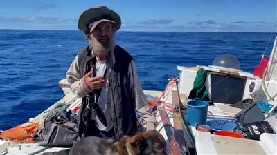 البحار الأسترالي الذي تاه لمدة شهرين في البحر يتخلى عن كلبته 