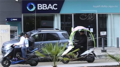 لبناني وزوجته يقتحمان بنكا بسلاح ناري للمطالبة بوديعتهما 