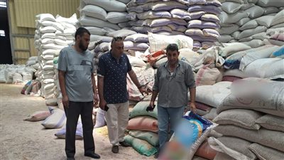 ضبط 30 طن أعلاف مغشوشة داخل مصنع بدون ترخيص بالبحيرة (صور)