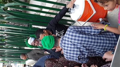 أهالي الإسكندرية يوزعون الشربات احتفالا بالعام الهجري الجديد