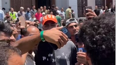 تدافع الجمهور على محمد رمضان بعد أدائه لصلاة الجمعة في العلمين الجديدة (فيديو)