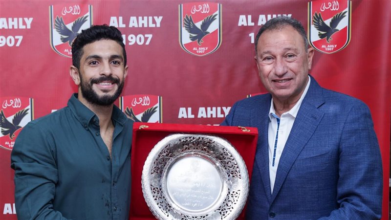 الخطيب يكرم أيمن