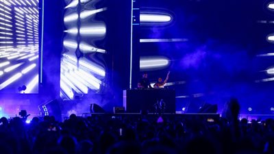 قبل انطلاقه، أول صور من حفل تامر حسني في العلمين الجديدة