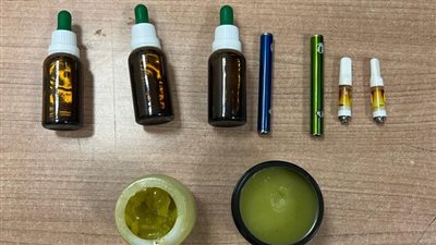 ضبط راكبين أجنبيين بحوزتهما مخدرات متنوعة بمطار القاهرة (صور)