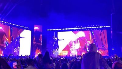 مستعينا بشخصية تاج، تامر حسني يطير في الهواء بحفله في العلمين الجديدة (فيديو وصور)