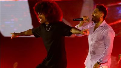 تامر حسني يرقص مع البلوجر الألماني نويل روبنسون في حفل العلمين الجديدة (صور)