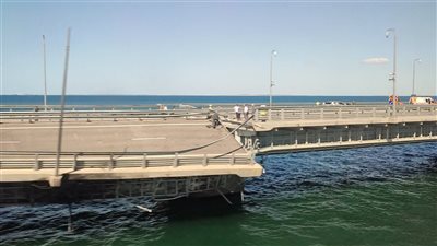 زيلينسكي: جسر القرم هدف عسكري مشروع