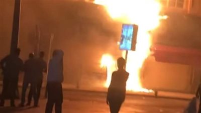 صور ترصد حريقا هائلا بمحل شهير فى الإسكندرية 