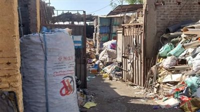 تحرير محضر بيئة ومحضر نظافة عامة ضد تاجر خردة بالأقصر