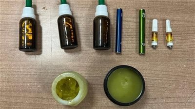 ضبط 4 محاولات لتهريب مواد مخدرة وخنجرين بمطار القاهرة