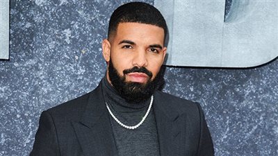 دريك يوبخ معجبا ألقى سجائر إلكترونية على المسرح (فيديو) 