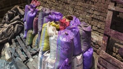 مداهمة 5 مصانع لإنتاج المخصبات وغراء الأخشاب المغشوشة في القليوبية (صور) 
