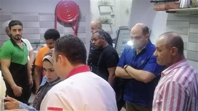 حملة للتفتيش على محال الأطعمة بحي ثالث في الإسماعيلية (صور) 