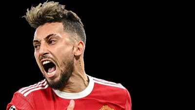 النصر السعودي في طريقه لإنهاء صفقة أليكس تيليس لاعب مان يونايتد 