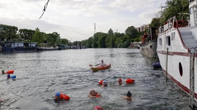 فرنسا تسمح بالسباحة في نهر السين بعد 100 عام من الإغلاق