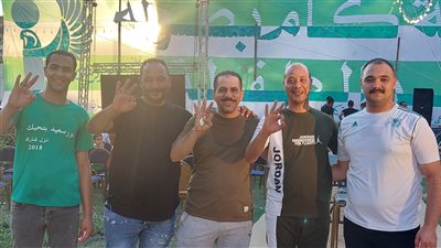 أهالي بورسعيد ينظمون صفوفا بالكراسي في الشارع لمشاهدة نهائي كأس الرابطة (صور) 