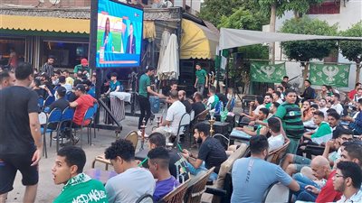 إقبال على مقاهي الزهور في بورسعيد لمشاهدة مباراة المصري وسيراميكا (صور)