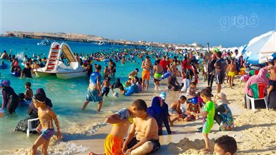 زحام على شاطئ مطروح.. وتوافد الرحلات هربا من الحر (صور)
