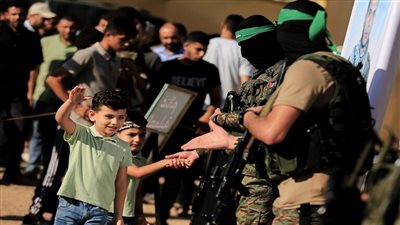 مقطع فيديو لطفل فلسطيني يثير ردود أفعال واسعة بصراخه في وجه جندي إسرائيلي