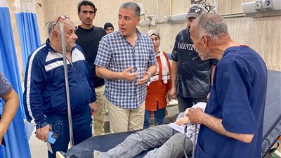 وكيل صحة مطروح يتفقد مصابي حادث انقلاب سيارة بطريق الضبعة الإقليمي (صور)