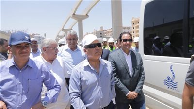 وزير النقل ووفد برلماني يتفقدان مشروع مونوريل غرب النيل