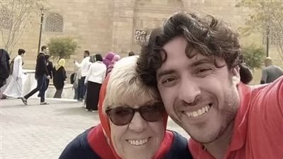 طردته بشنطة هدومه، تفاصيل طلاق عجوز بريطانية من شاب مصري واستبداله بقطة (فيديو)