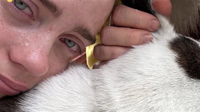 بيلي إيليش تبكي بسبب نفوق كلبها (صور)