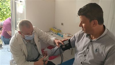 توقيع الكشف الطبي على 1409 حالات بقافلة علاجية بمغاغة بالمنيا