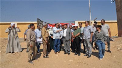 محافظ أسيوط يتفقد موقع إنشاء سوق حضاري بالكوم الأحمر 