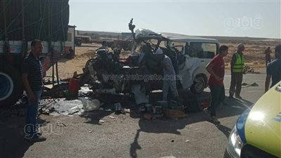 مصرع وإصابة 10 أشخاص في تصادم سيارتين على محور الضبعة (صور)