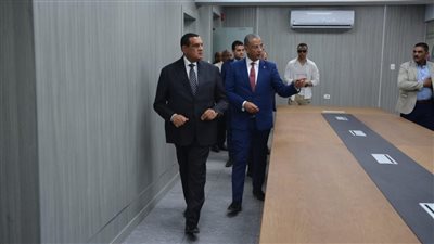 وزير التنمية المحلية ومحافظ الفيوم يتفقدان التجهيزات النهائية لمركز الوطنية للطوارئ 