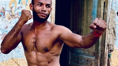 «حمادة البولي» عامل بناء وبطل فنون قتالية حصد بطولات عالمية.. ابن المنيا يخصص مكانا بالشارع لتدريب أهالي قريته بالمجان (فيديو وصور)