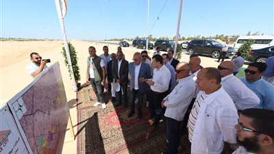 وزير الإسكان يتابع أعمال الطرق والمرافق وتقنين أوضاع الأراضي بمدينة سفنكس الجديدة