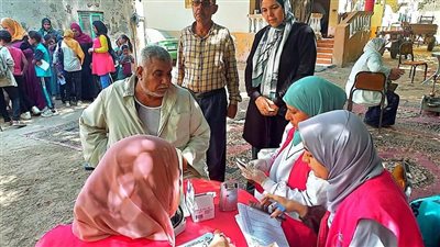 تقديم خدمات طبية وعقد ندوات تثقيفية ضمن قافلة سكانية بمركز الدلنجات بالبحيرة (صور)