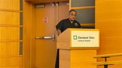 نائب رئيس جامعة عين شمس يحاضر في كليفلاند كلينك 