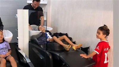 ابنة كريستيانو رونالدو تظهر بقميص محمد صلاح (صورة)