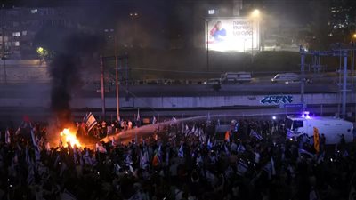 الشرطة الإسرائيلية تلجأ لخراطيم المياه الملونة والخيول لتفريق المتظاهرين (فيديو)