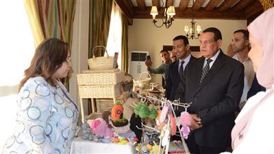 وزير التنمية المحلية ومحافظ الفيوم يتفقدان معرض منصة أيادي مصر لمنتجات الحرف التراثية