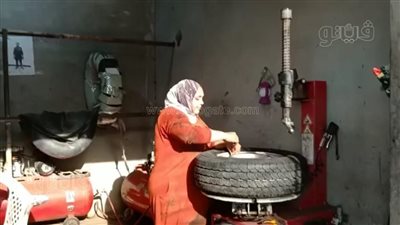 أول سيدة تعمل فى إصلاح كاوتش السيارات بالمنوفية.. كريمة: بساعد زوجى (فيديو)