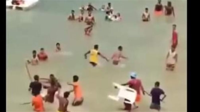 اشتباكات بأحد شواطئ