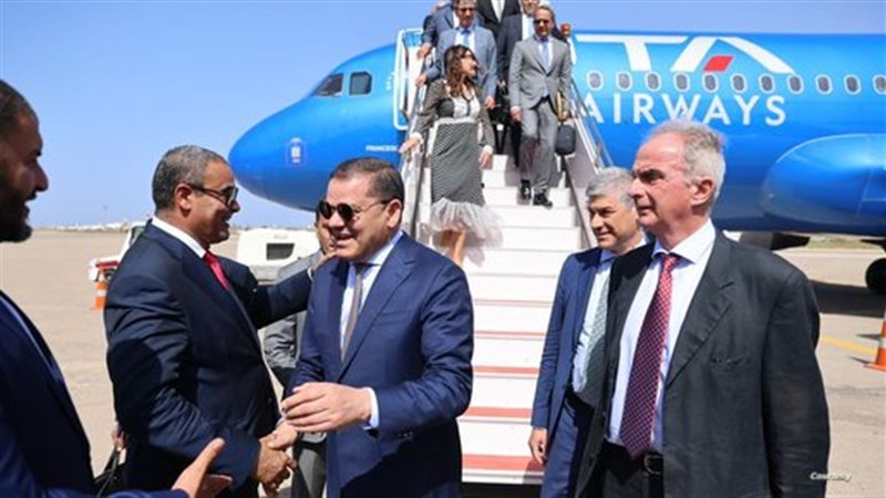 لحظة وصول الطائرة