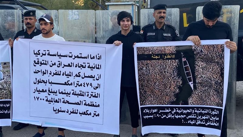 مظاهرات أمام القنصلية