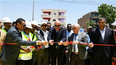 محافظ قنا يتفقد جودة الخدمات المقدمة للمواطنين بالمعمل المشترك بمديرية الصحة