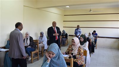 رئيس جامعة الأقصر يتفقد امتحانات الدبلومة التربوية واختبار قدرات الفنون الجميلة